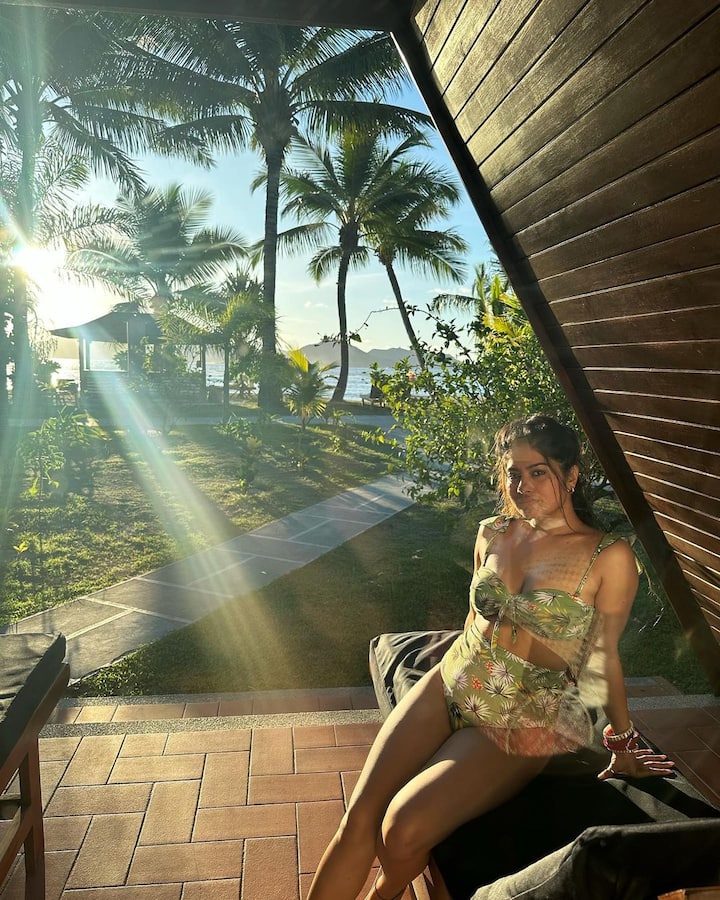 कृष्णा मुखर्जी सोशल मीडिया पर लगातार अपने हनीमून से तस्वीरें और वीडियोज शेयर कर रही हैं. हाल ही में, एक्ट्रेस ने बिकिनी में तस्वीरें शेयर कीं.