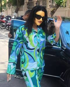 In Pics: चेहरे पर अजीब मास्क लगाकर मुंबई की सड़कों पर निकली ये हसीना, पहचाना क्या?