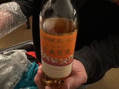 सीलबंद व्हिस्की बैग में लेकर फ्लाइट में चढ़ा पैसेंजर, बाद में बोला- एयरलाइन ने आधी कर दी खाली