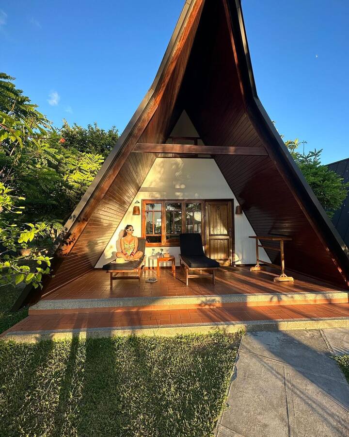 तस्वीरों में कृष्णा मुखर्जी को ग्रीन कलर की फ्लोरल बिकिनी में देखा जा सकता है. एक्ट्रेस ने अपना चूड़ा भी फ्लॉन्ट किया.