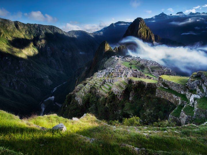 Beautiful Mountains: इस खूबसूरत सी दुनिया में ऐसे हजारों नजारे हैं, जिसे देखकर लोगों का मन खुश हो जाता है. वहीं पहाड़ों की बात करे तो इनकी खूबसूरती देखते ही बनती है.