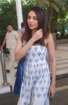 Shobhita Dhulipala Photos: नागा चैतन्य से डेटिंग की खबरों के बीच एयरपोर्ट पर स्पॉट हुई शोभिता धूलिपाला, नो मेकअप लुक में भी दिखीं स्टाइलिश