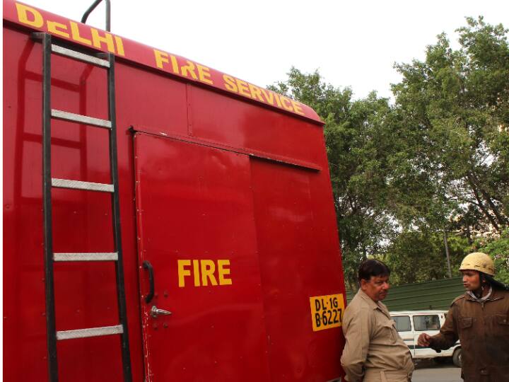 Fire department will deploy QRT to get quick control over fire incidents in delhi ann Delhi: दिल्ली पुलिस वैन की तरह चौराहे पर खड़ी रहेंगी फायर डिपार्टमेंट की गाड़ियां, जानें क्या है तैयारी?