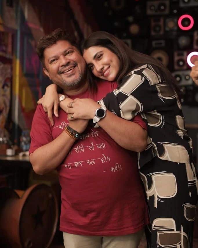 তিনি রামকমলের সঙ্গে বেশ কয়েকটি ছবি পোস্ট করে লেখেন, 'শ্য়ুটিংয়ের সময় আমরা একসঙ্গে হেসেছি, কেঁদেছি, প্রতিটি মুহূর্ত উদযাপন করেছি।'