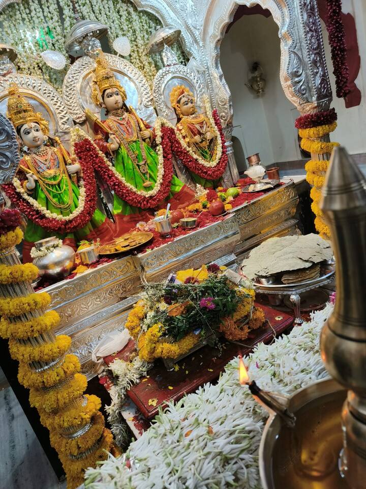 एकीकडे प्रभू रामाच्या आयुष्यावर आधारित कीर्तन तर दुसरीकडे पूजा सुरू होती.