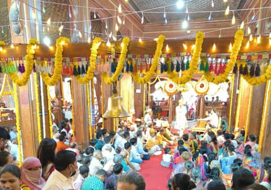 फुलांचा वर्षाव आणि प्रभू श्री रामचंद्र की जय म्हणत जन्मोत्सव पार पडला