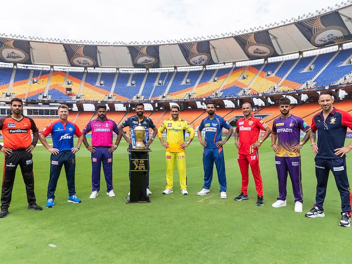 మొతేరాలో ఐపీఎల్ ట్రోఫీ వద్ద ఫొటోలు దిగుతున్న కెప్టెన్లు