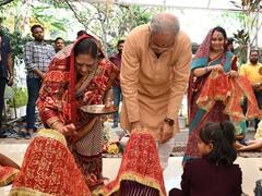 In Photos: रामनवमी पर सीएम बघेल ने पत्नी मुक्तेश्वरी बघेल के साथ कन्याओं को कराया भोज, देखें तस्वीरें