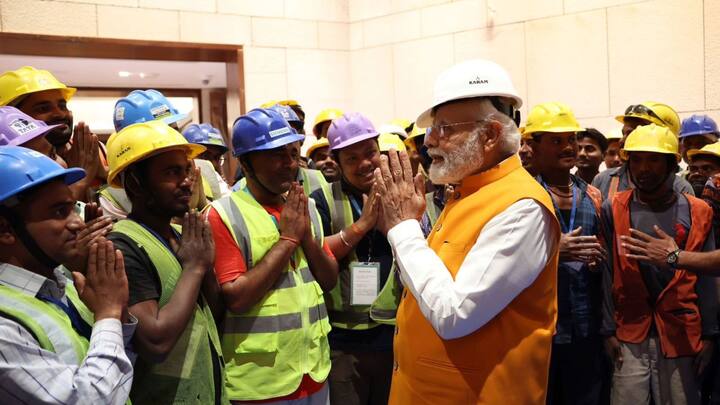 এই সারপ্রাইজ ভিজিটের ফলে হতবাক হয়ে যান সেখানে কর্মরত মানুষরা। নির্মাণকর্মী ও সংশ্লিষ্ট আধিকারিকদের সঙ্গেও কথা বলতে দেখা গেল তাঁকে।