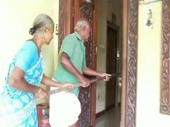 தாய், தந்தையை வீட்டை விட்டு விரட்டி அடித்து வீட்டை பூட்டிய மகன்- மயிலாடுதுறையில் சோகம்