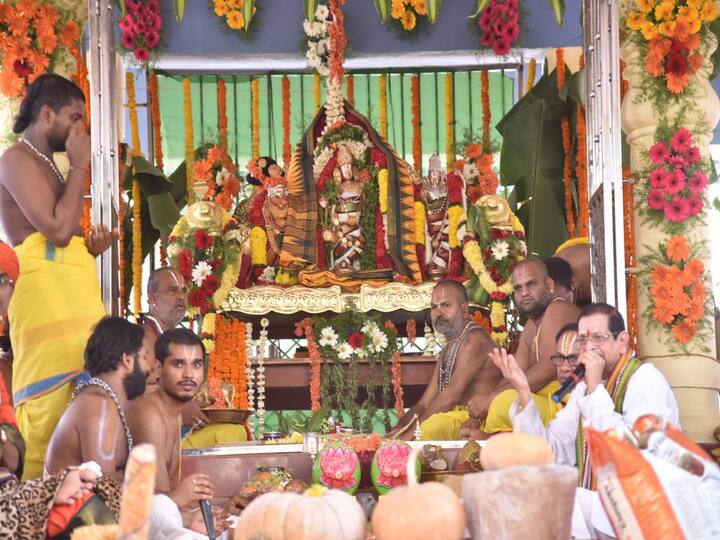 Sitarama Kalyanam: రెండో భద్రాద్రిగా ఖ్యాతిగాంచిన విజయనగరం జిల్లా రామతీర్థంలో సీతారాముల కల్యాణోత్సవం ఘనంగా జరిగింది. ప్రభుత్వం తరఫున మంత్రి బొత్స సత్యనారాయణ దంపతులు పట్టు వస్త్రాలు సమర్పించారు.