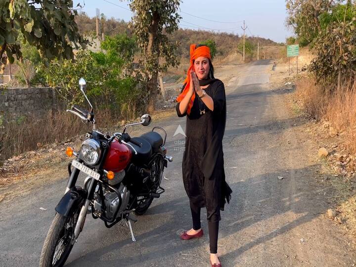 खासदार नवनीत राणा यांनी काळा पोशाख परिधान करून डोक्यावर भगवा गमछा बांधून बुलेट सवारी केली आहे.