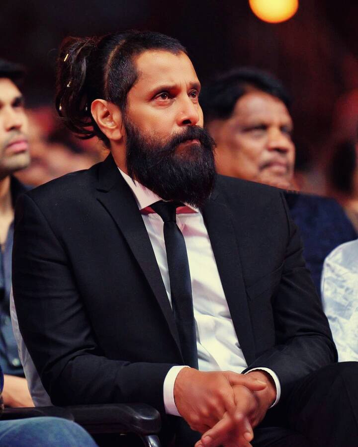 சோழா சோழா பாடல் பின்னணி ஒலிக்க, தங்கலான் லுக்கில் விக்ரம் விழாவுக்கு வருகை தந்தார்.