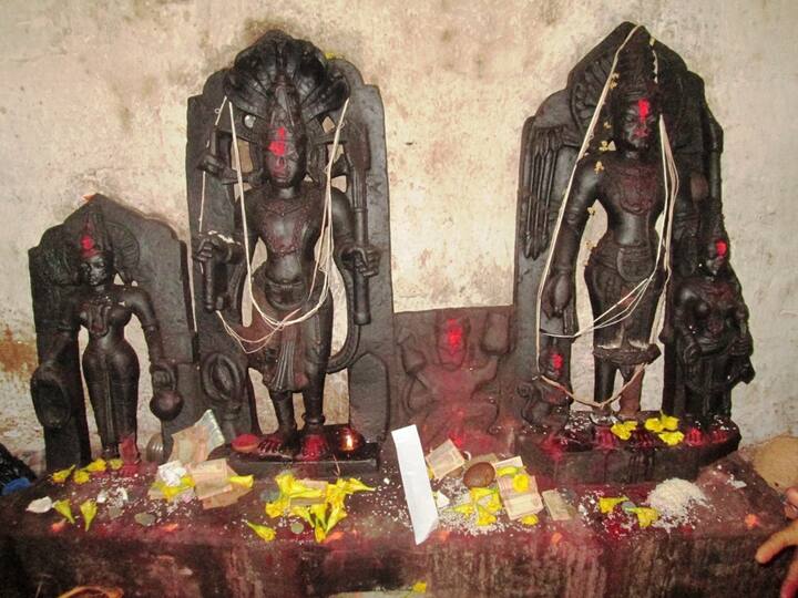 जिस कारण श्रद्धालुओं को लगभग 10 किलोमीटर पैदल चलना पड़ता है. ऐसे में लंबी दूरी होने के कारण कई लोग मंदिर का दर्शन नहीं कर पाते. अधूरे सड़क निर्माण के कारण पूरे रास्ते में बेतरकीब गिट्टी फैला दिया गया है.  जिस कारण पैदल चलने वाले कई लोगों के पैरों में छाले पड़ जाते हैं.