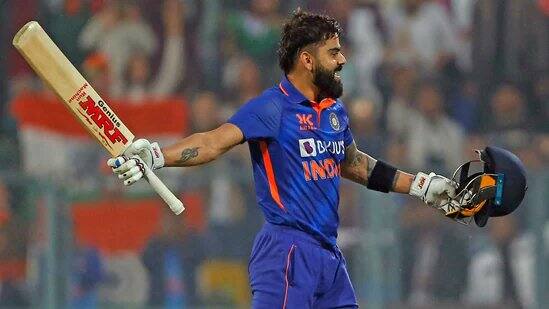 விராட் கோலி, இந்திய கிரிக்கெட் அணியின் ஸ்டார் ப்ளேயர் மற்றும் முன்னாள் கேப்டனும் ஆவார்.