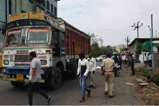 6 people died in a truck accident near Bhavnagar Accident: વલ્લભીપુર નજીક ઘાસચાર ભરેલો ટ્રક પલટી જતાં ગમખ્વાર અકસ્માત, 6 શ્રમિક મોતને ભેટ્યાં