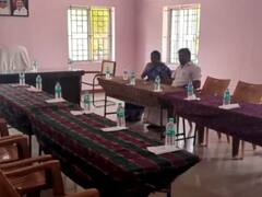 கரூரில் கமிஷன் வழங்காததால் கூட்டத்தை புறக்கணித்த திமுக உறுப்பினர்கள்