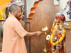 चैत्र नवरात्र की महा अष्टमी पर वैदिक मंत्रोच्चार के साथ हवन करते दिखे सीएम योगी, तस्वीरों में पूजा-अर्चना करते नजर आए मुख्यमंत्री