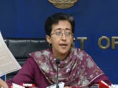 दिल्ली में फ्री बिजली पर सियासत, आतिशी ने दिखाई फाइल, उपराज्यपाल को लेकर किया ये दावा