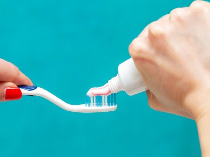 know why you need to change your toothbursh after viral related illness बीमार होने के बाद बेडशीट की तरह टूथब्रश बदलना भी है जरूरी, वर्ना दोबारा हमला कर सकता है इन्फेक्शन