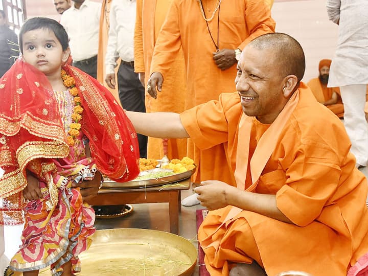 Ram Navami 2023: रामनवमी पर उत्तर प्रदेश के मुख्यमंत्री योगी आदित्यनाथ (Yogi Adityanath) ने गोरखनाथ मंदिर में पूजा की. इसके बाद उन्होंने रामनवमी पर प्रदेशवासियों को शुभकामनाएं दी.