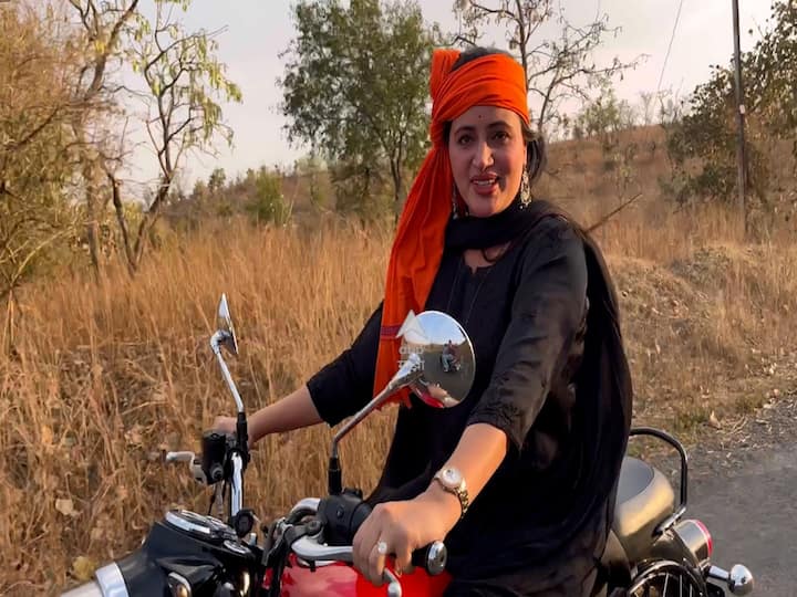 6 एप्रिल रोजी हनुमान जयंतीनिमित्त अमरावती येथे हजारो लोकांच्या उपस्थितत भव्य हनुमान चालिसाचे पठण त्या करणार आहेत.