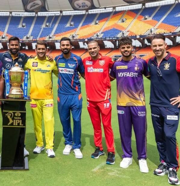 ਇੰਡੀਅਨ ਪ੍ਰੀਮੀਅਰ ਲੀਗ 2023 ਸ਼ੁਰੂ ਹੋਣ ਵਾਲੀ ਹੈ। IPL ਨੇ ਟਵਿੱਟਰ 'ਤੇ 2023 ਦੀ ਟਰਾਫੀ ਦੀ ਫੋਟੋ ਸ਼ੇਅਰ ਕੀਤੀ ਹੈ। ਆਈਪੀਐਲ ਟਰਾਫੀ ਦੇ ਨਾਲ ਸਾਰੀਆਂ ਟੀਮਾਂ ਦੇ ਕਪਤਾਨ ਵੀ ਨਜ਼ਰ ਆ ਰਹੇ ਹਨ।