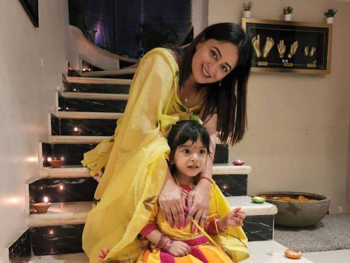 Mahhi Vij Covid Positive Actress get emotional to stay away with daughter Tara Mahhi Vij हुईं कोविड पॉजिटिव, कहा-‘पहले से ज्यादा गंभीर है, बेटी को देख रोना आ रहा है...’
