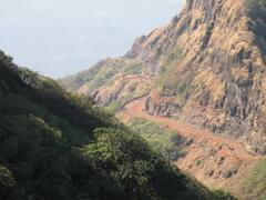 रत्नागिरी-सातारा जोडणाऱ्या रघुवीर घाटातील रस्ता धोकादायक, साताऱ्यातील 40 गावांचा संपर्क तुटण्याची भीती