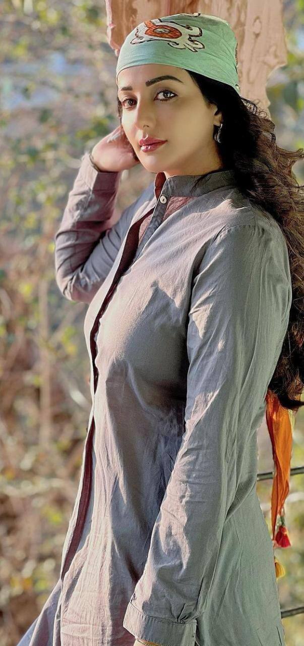 ਇਨ੍ਹਾਂ ਤਸਵੀਰਾਂ 'ਚ ਅਦਾਕਾਰਾ ਦਾ ਕਾਤਿਲਾਨਾ ਅੰਦਾਜ਼ ਦੇਖਣ ਨੂੰ ਮਿਲ ਰਿਹਾ ਹੈ। ਇਸ ਦੇ ਨਾਲ ਨਾਲ ਉਹ ਆਪਣੀਆਂ ਖੂਬਸੂਰਤ ਅੱਖਾਂ ਲਈ ਵੀ ਜਾਣੀ ਜਾਂਦੀ ਹੈ।