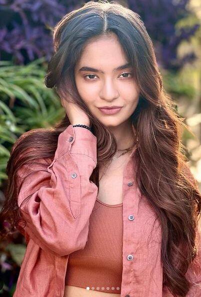 ਅਨੁਸ਼ਕਾ ਸੇਨ ਗੂੜ੍ਹੇ ਰੰਗ ਦੀ ਗੁਲਾਬੀ ਕਮੀਜ਼ ਅਤੇ ਬਰੇਲੇਟ ਵਿੱਚ ਨਜ਼ਰ ਆ ਰਹੀ ਹੈ। ਜਿਸ 'ਚ ਉਹ ਬੇਹੱਦ ਸ਼ਾਨਦਾਰ ਨਜ਼ਰ ਆ ਰਹੀ ਹੈ।