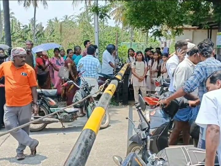 Karur goods vehicle collided with the Kuluthalai railway gate TNN குளித்தலை ரயில்வே கேட் மீது  மோதிய சரக்கு வாகனம் - 2 மணி நேரம் போக்குவரத்து பாதிப்பு