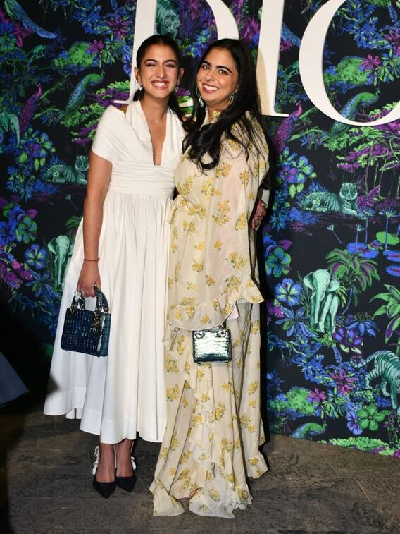 सिंपल लुक में ईशा अंबानी ने लूट ली महफ़िल