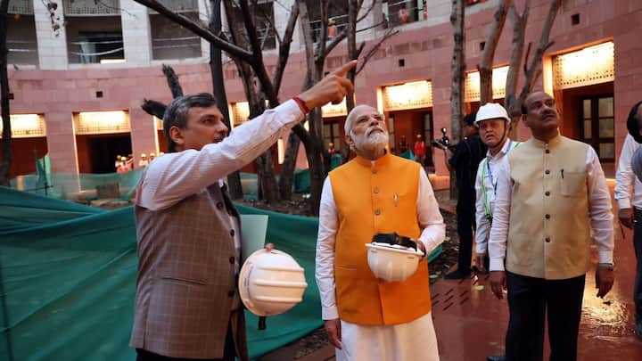 এই প্রথম তাঁকে এভাবে নির্মাণকাজ দেখতে আসতে দেখা গেল তা অবশ্য নয়। ২০২১ সালের সেপ্টেম্বরেও মোদি এখানে এসেছিলেন কাজ কেমন হচ্ছে তা খতিয়ে দেখতে।
