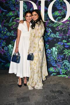 In Pics: फैशन गाला में अनंत की होने वाली दुल्हनिया के साथ पहुंचीं ईशा अंबानी, रेड कार्पेट पर दिखी भाभी-ननद की खास बॉन्डिंग