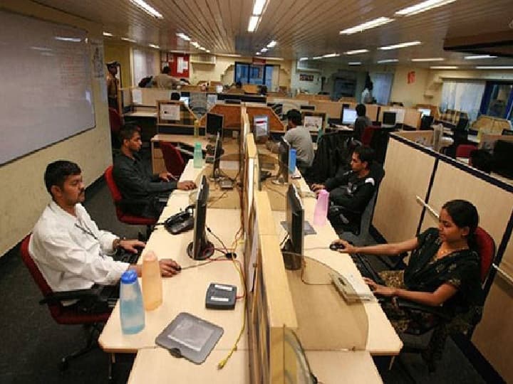 Indian IT firms to reduce tech hiring by 40% in FY24 know reason behind it Indian IT Industry: मंदी का असर! FY24 में आईटी सेक्टर में घट सकती है 40% तक हायरिंग