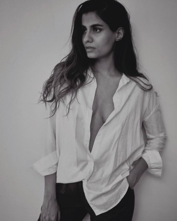 काहींनी तिच्या सौंदर्याचे कौतुक केले. तर, काहींनी याची तुला गरज काय असा सवाल केलाय.