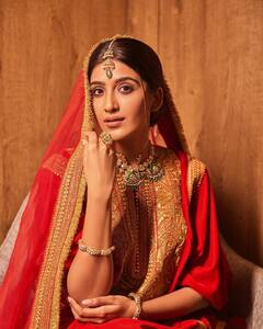 सिर पर दुपट्टा, चेहरे पर हया... लाल जोड़े में दुल्हन बनीं Bigg Boss 16 की ये एक्ट्रेस, लगीं अप्सरा सी खूबसूरत