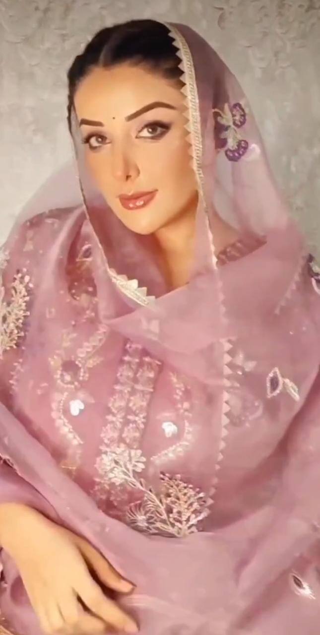 ਉਸ ਦੇ ਇਕੱਲੇ ਇੰਸਟਾਗ੍ਰਾਮ ‘ਤੇ ਹੀ 4.2 ਮਿਲੀਅਨ ਯਾਨਿ 42 ਲੱਖ ਫਾਲੋਅਰਜ਼ ਹਨ। ਫੈਨਜ਼ ਵੱਲੋਂ ਉਸ ਦੀਆਂ ਤਸਵੀਰਾਂ ਨੂੰ ਖੂਬ ਪਿਆਰ ਕੀਤਾ ਜਾਂਦਾ ਹੈ।