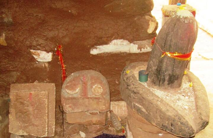वहीं सदियों पुरानी छोटी सी मंदिर है जहां राम सीता जानकी विराजमान है. पर्वत पर स्थित मंदिर सहित आसपास जगहों पर पानी, बिजली सहित अन्य समस्याएं है और सुविधा नहीं होने का खामियाजा यहां दर्शन करने वाले श्रद्धालुओं को भुगतना पड़ता है.