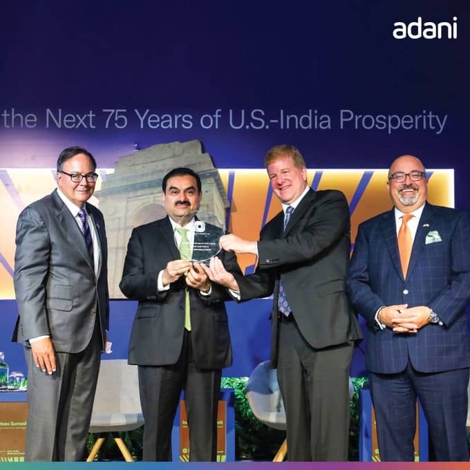 भारत के मशहूर बिज़नेसमैन गौतम अडानी (Gautam Adani) को भला कौन नहीं जानता होगा. लेकिन उनकी पर्सनल लाइफ़ के बारे में लोग बेहद कम जानते हैं.