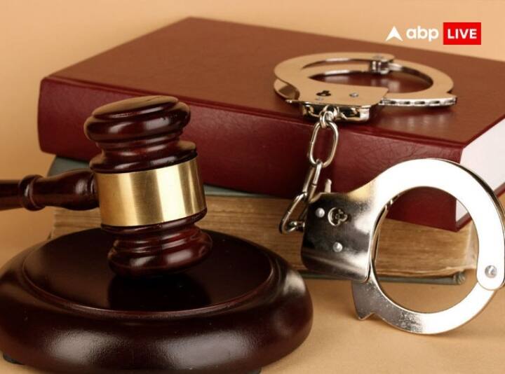 Amroha News: अमरोहा में कोर्ट के आदेश पर 8 पुलिसकर्मियों समेत 12 के खिलाफ केस दर्ज, जानें- क्या है मामला? Amroha case filed against 12 including 8 policemen on court order ann Amroha News: अमरोहा में कोर्ट के आदेश पर 8 पुलिसकर्मियों समेत 12 के खिलाफ केस दर्ज, जानें- क्या है मामला?