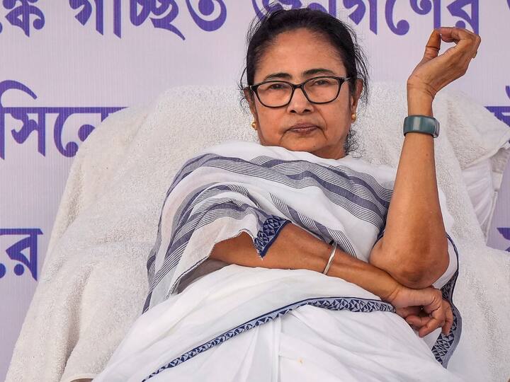 Mamata Banerjee Sits Overnight Dharna Against Centre Over Discrimination Againt State Urges All Parties Unite Fight Against BJP WB CM Mamata Banerjee Sits Overnight In 'Dharna' Against Centre, Urges All Parties To Unite In Fight Against BJP