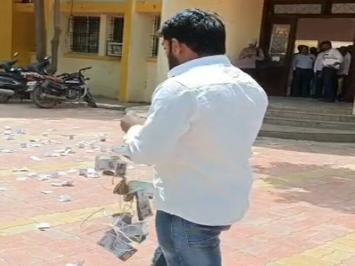 त्यामुळे संबंधित अधिकाऱ्यांना धडा शिकवण्यासाठी त्याने अनोखं आंदोलन केले आहे. तब्बल दोन लाख रुपयांच्या नोटाचा हार गळ्यात घालून तो पंचायत समितीच्या कार्यालयात दाखल झाला.