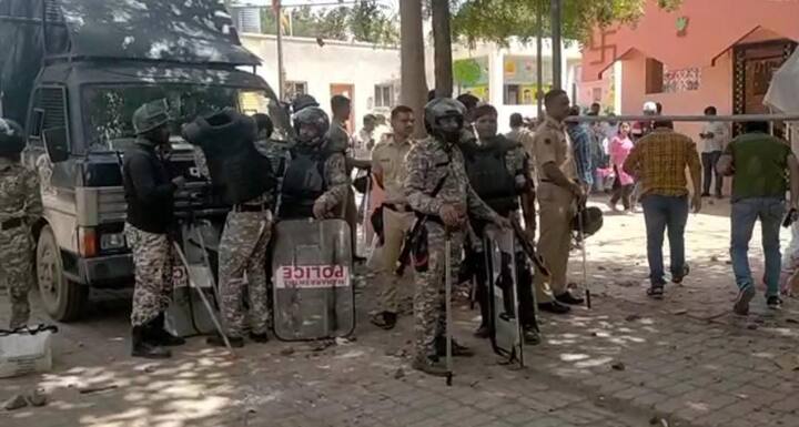 रात्री झालेला वाद त्यावेळी मिटवला गेला. पण सकाळी पुन्हा दोन गटात दगडफेक झाल्याने तणावाचे वातावरण निर्माण झाले होते.