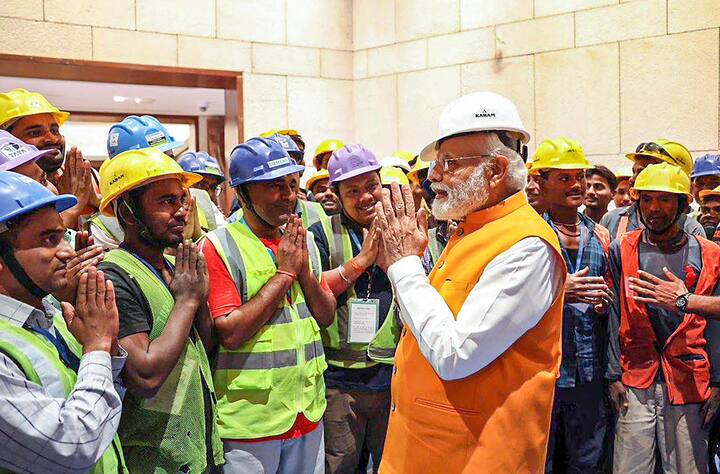 নির্মাণকর্মীদের সঙ্গেও কথা বলেন নরেন্দ্র মোদি। প্রায় ঘণ্টাখানেক ধরে ওই চত্বরে ঘোরেন তিনি। প্রধানমন্ত্রীর সঙ্গে ছিলেন লোকসভার স্পিকার ওম বিড়লা।