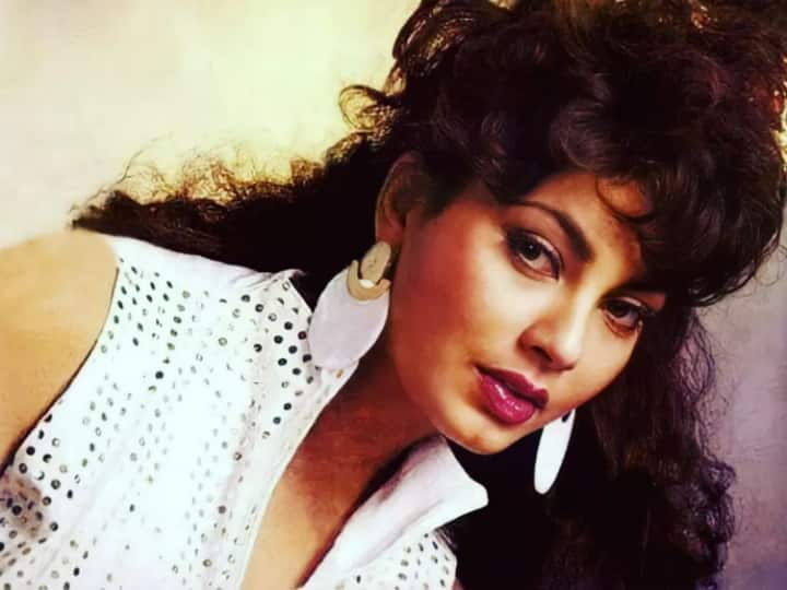 Kimi Katkar Pics: फिल्म ‘हम’ का गाना ‘जुम्मा....चुम्मा दे दे’ तो आपको याद ही होगा. इस गाने में किमी काटकर ने अपनी खूबसूरती से चार चांद लगा दिए थे. लेकिन पिछले कई सालों से हसीना इंडस्ट्री से गायब है.