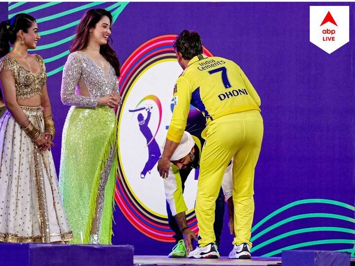 IPL 2023: Singer Arijit Singh bows to MS Dhoni, photo went viral in social media Arijit And Dhoni: ধোনির পায়ে হাত দিয়ে প্রণাম অরিজিতের, গায়কের সৌজন্য দেখে মুগ্ধ ভক্তরা