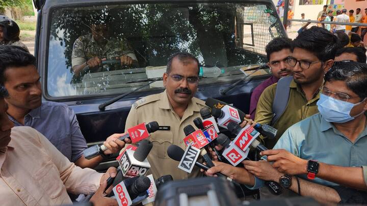 याबाबत माहिती मिळताच पोलिसांनी घटनास्थळी धाव घेतली. तसेच जखमींना रुग्णालयात दाखल केले आहे. सध्या या गावात पोलिसांचा मोठा बंदोबस्त असून, गावात तणावपूर्ण शांतता पाहायला मिळत आहे.