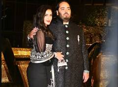 Anant Ambani Radhika Merchant Photos: બ્લેક સાડીમાં મુકેશ અંબાણીની પુત્રવધુ રાધિકા મર્ચેન્ટે લૂંટી મહેફીલ, જુઓ તસવીરો